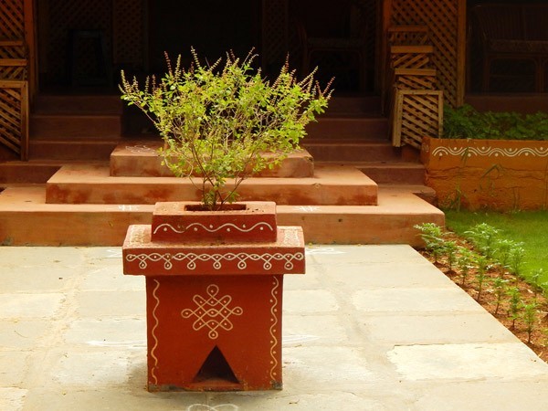 পোড়ামাটির তুলসিমঞ্চ—অলমিতি