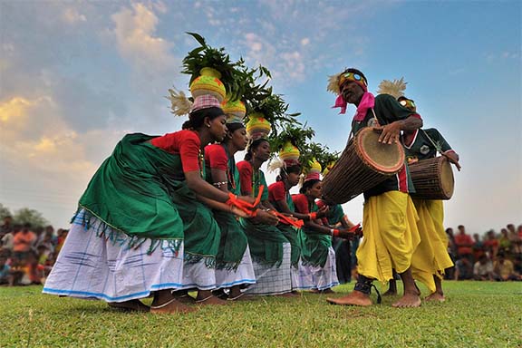 আদিবাসী দিবস : অরণ্যের অধিকার এক অলীক কথা লিখছেন প্রলয় চক্রবর্তী